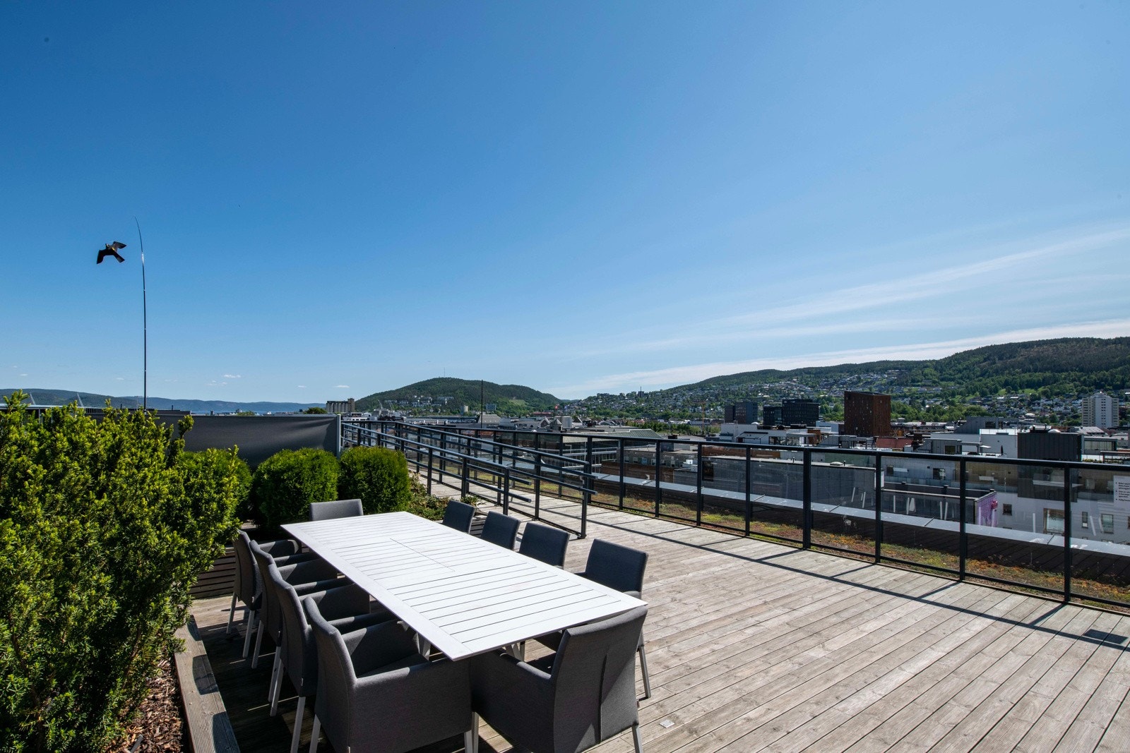 akterrassen har felles sittegrupper, grill og solsenger - et stort pusterom, midt i byen. Galleribilde