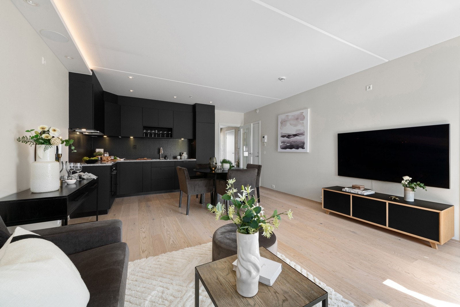 Stuen ligger i åpen løsning med kjøkkenet og har plass til spisebord. Galleribilde
