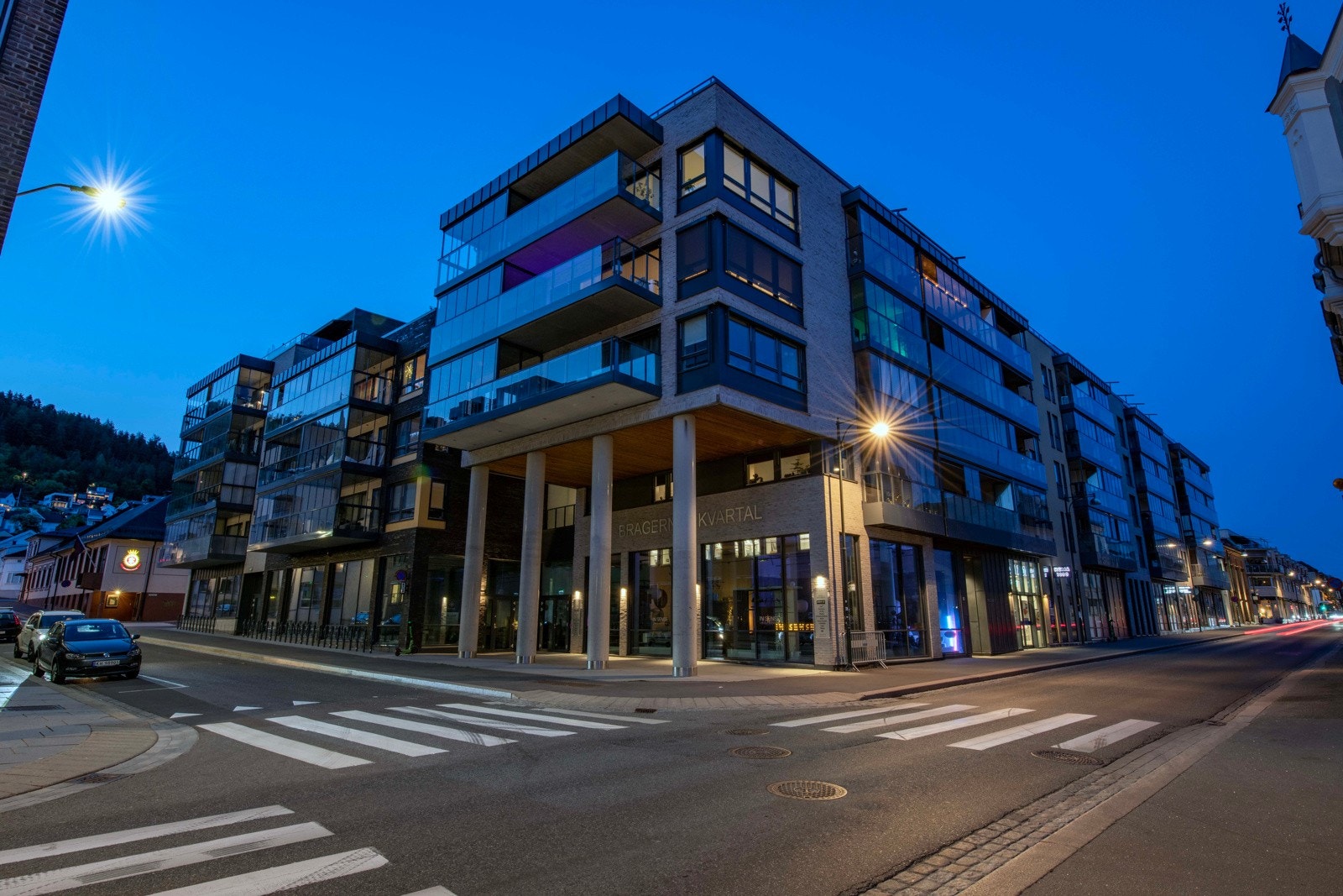 Eiendommen ligger midt i Drammen sentrum - i hjertet av byen med umiddelbar nærhet til gågatene, flere kjøpesentre og Bragernes torg med sitt yrende folkeliv. Galleribilde