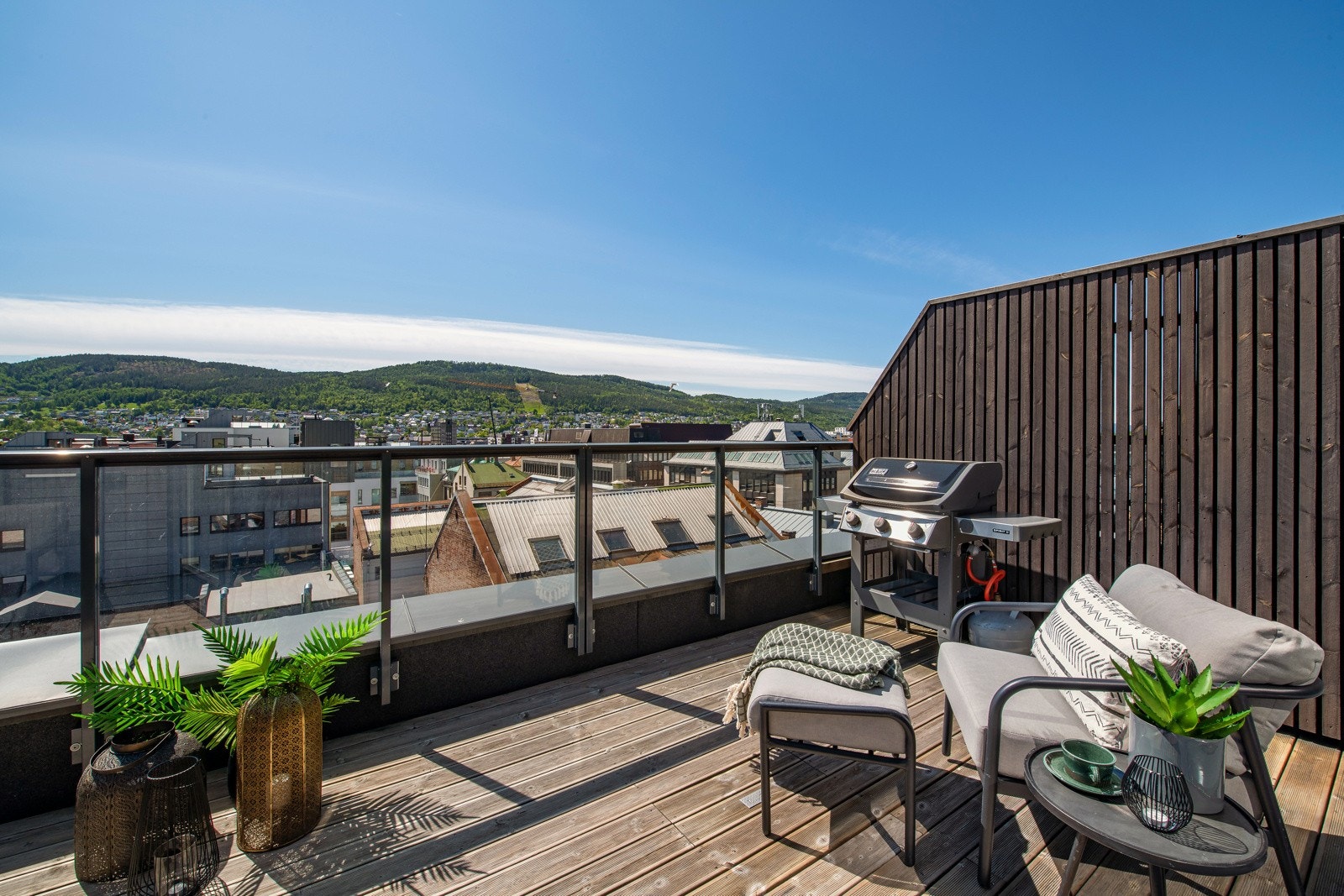 Stuen har utgang til en sydvendt terrasse med nydelig utsikt over byens tak mot Strømsåsen. Galleribilde