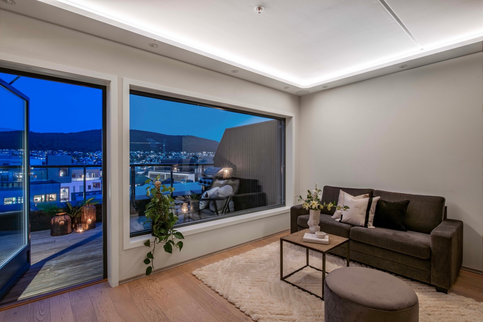 Leiligheten ligger i byggets sjette etasje og har en solrik terrasse mot syd med nydelig utsikt over byens tak mot Strømsåsen og omkringliggende bydeler. Galleribilde
