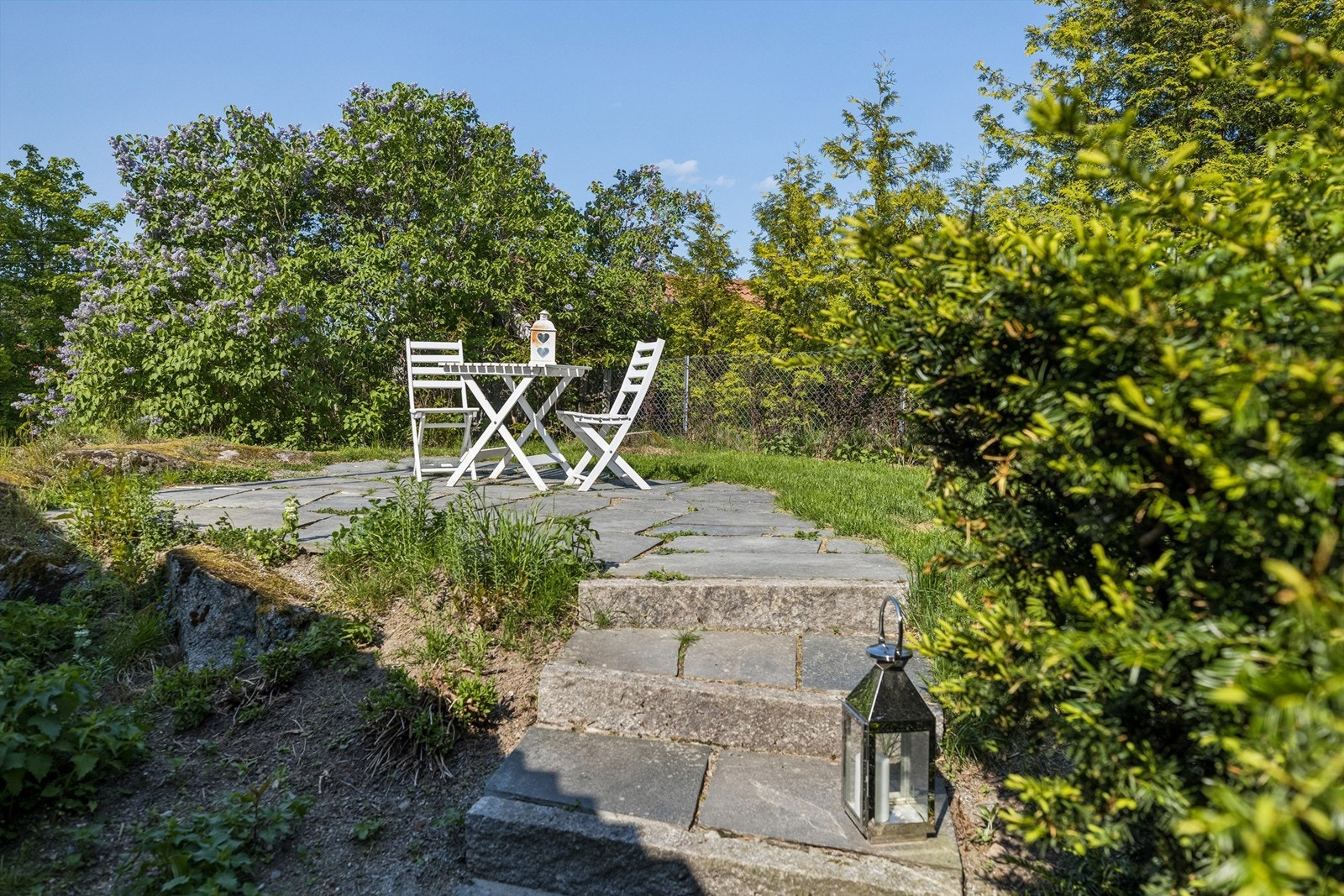 Koselig uteplass med sol både morgen og kveld Galleribilde