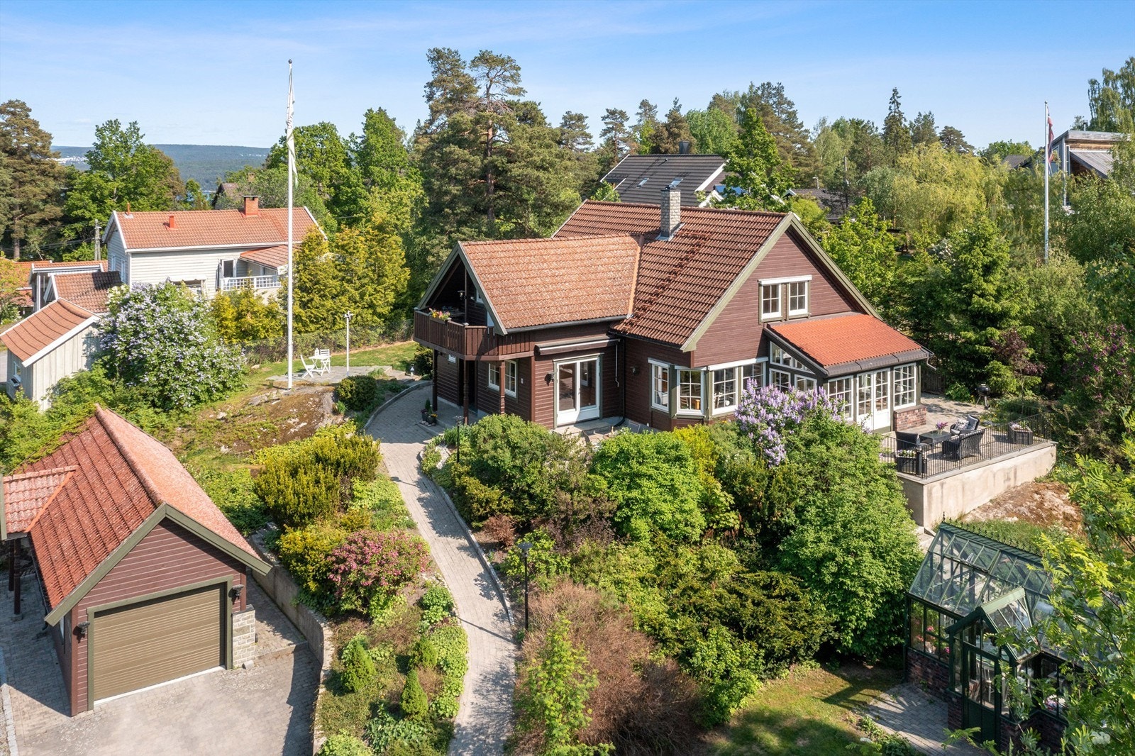 Praktfull eiendom med idyllisk hage Galleribilde