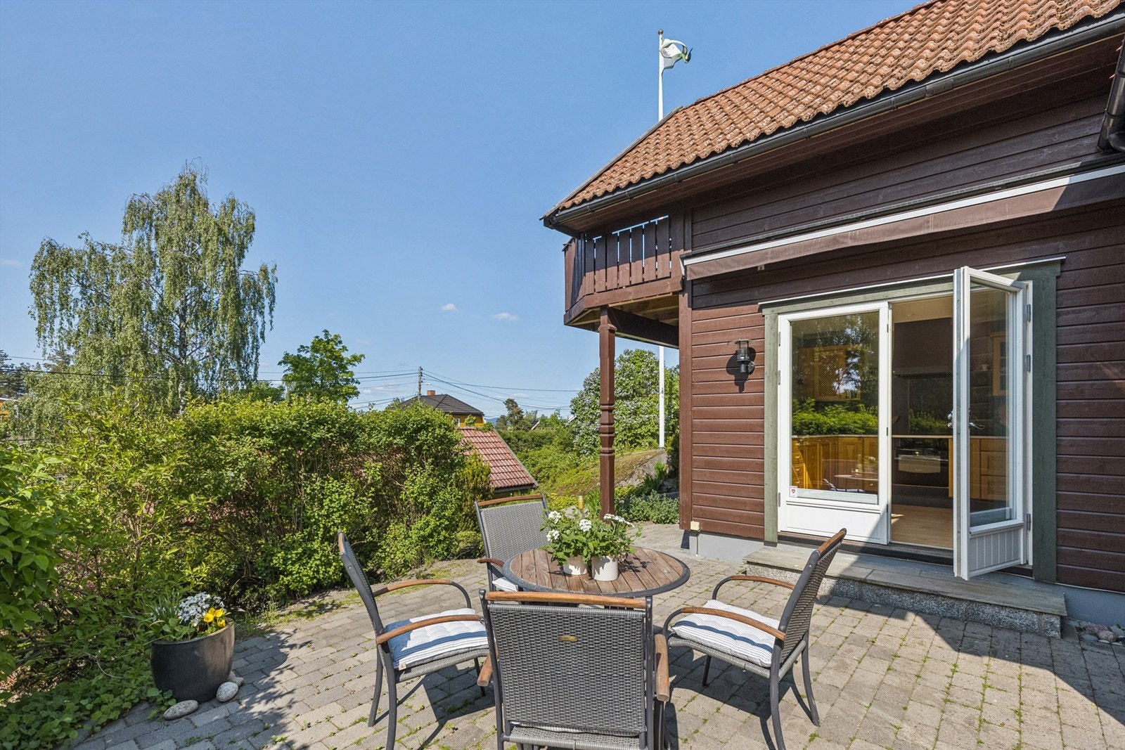 Skjermet og solrik uteplass Galleribilde