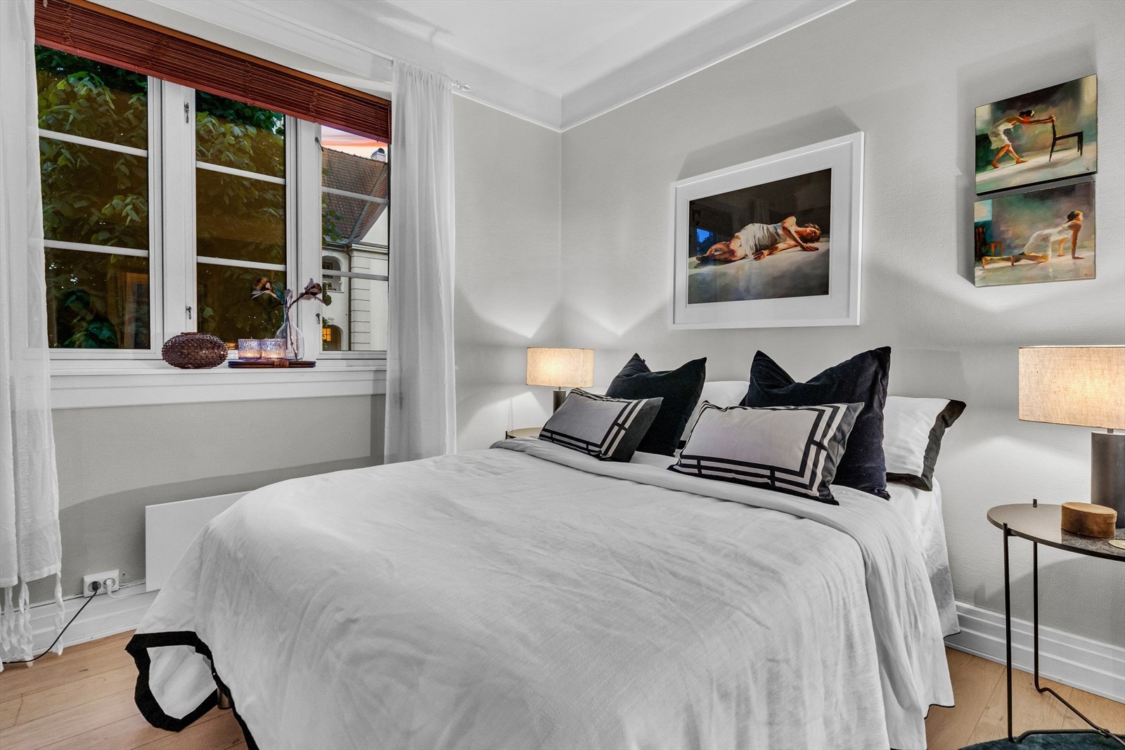 Det er skyvedørsgarderobe med speilfronter plassert i det ene hjørnet. Galleribilde