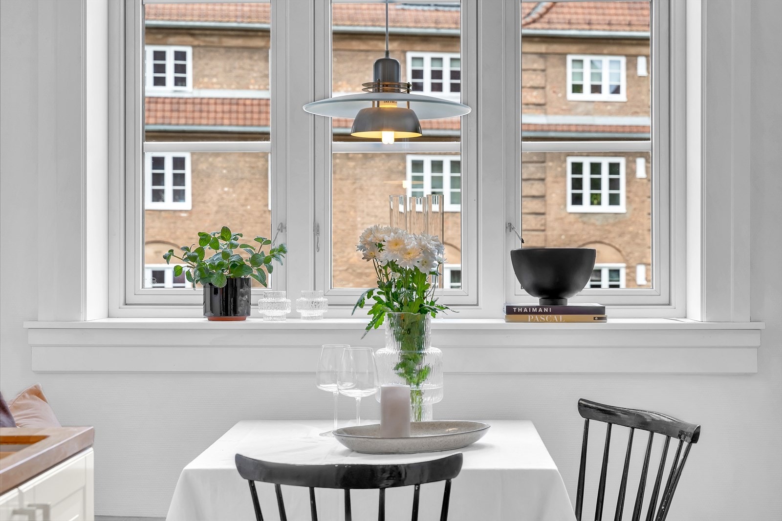 Gode lysforhold med vindu mot indre gårdsrom. Galleribilde