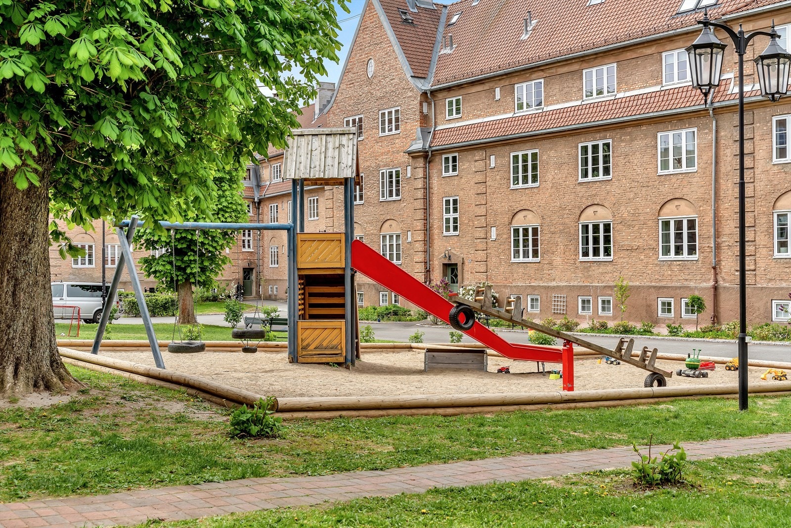 Det er utarbeidet en helhetsplan for bakgården, som går ut på å gjøre en rekke oppgraderinger som skal gjøre bakgården flottere og grønnere. Det gjøres noen tiltak hvert år. Galleribilde
