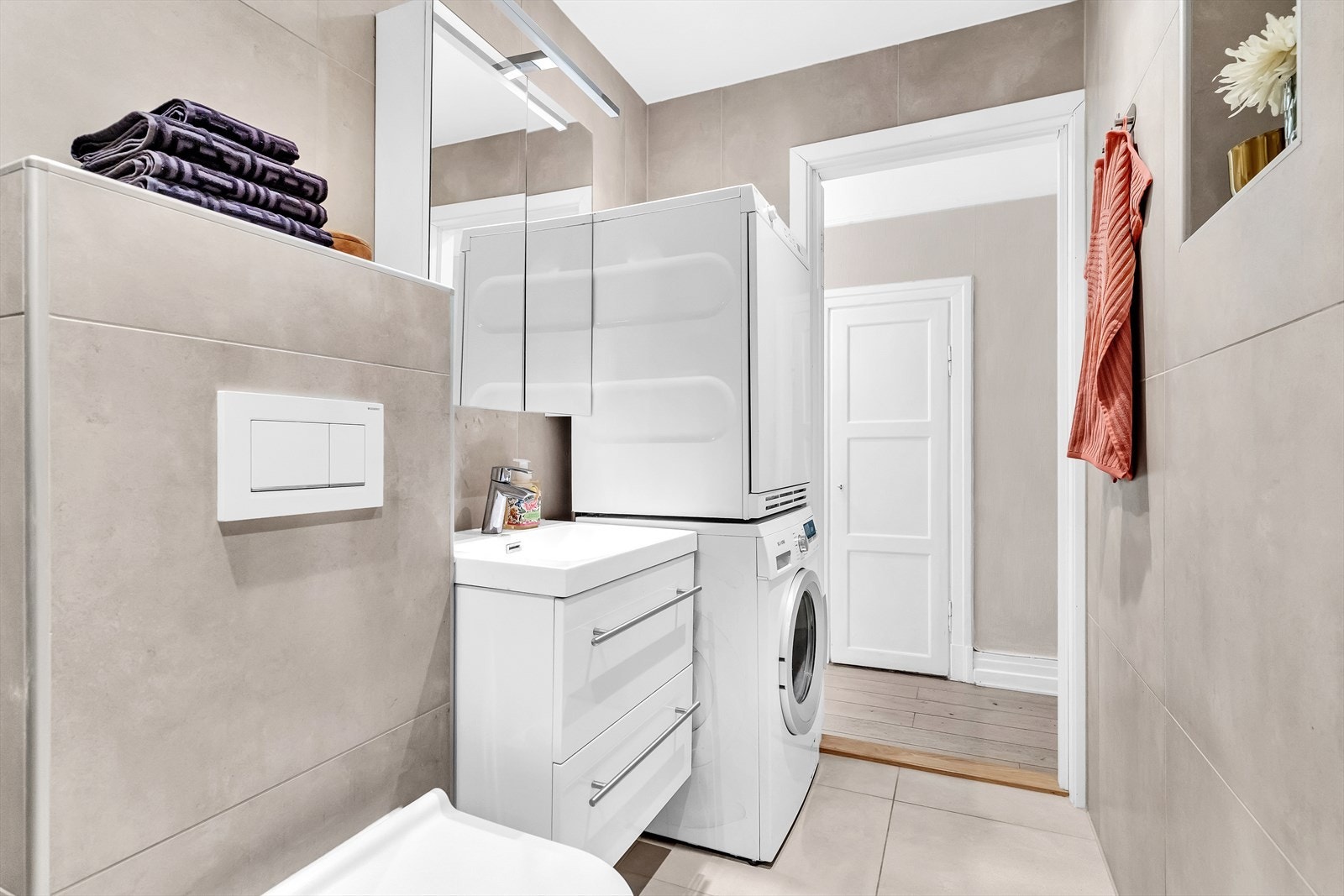 Det er opplegg for vaskemaskin og plass til tørketrommel over denne. Det er varmekabler på gulv. Galleribilde