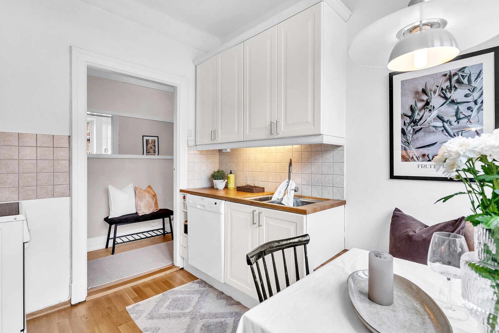 Kjøkkenet er praktisk utformet med både god arbeids- og lagringsplass. Galleribilde