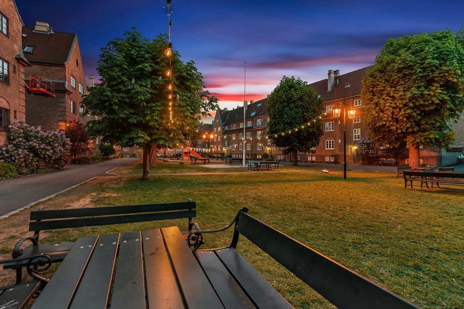 Hagebyen består av frittliggende bygårder i fem større kvartaler og preges av karrébebyggelse omringet av parkmessige plasser. Galleribilde