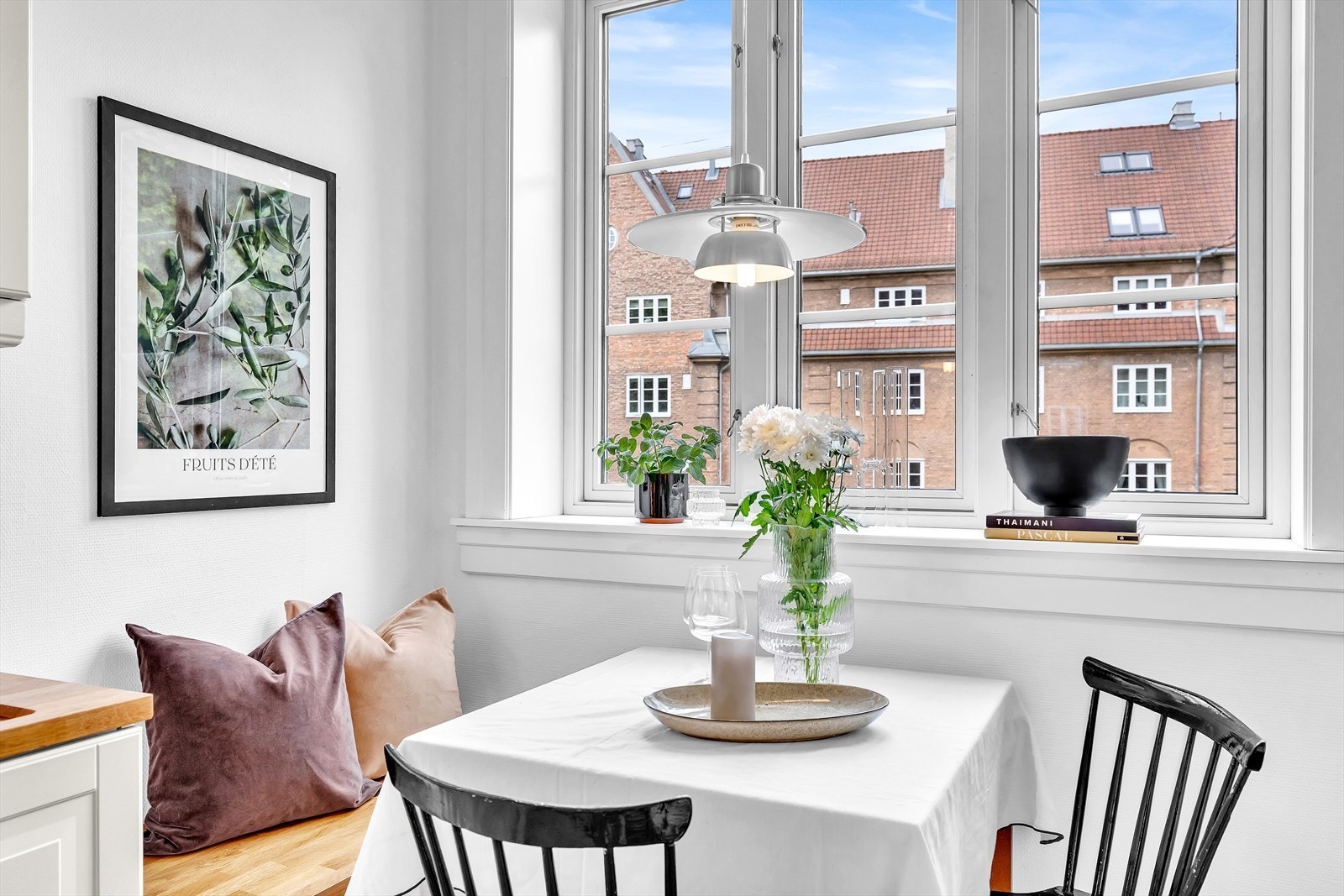 Plassbygd sittegruppe som en forlengelse av kjøkkenet. Galleribilde