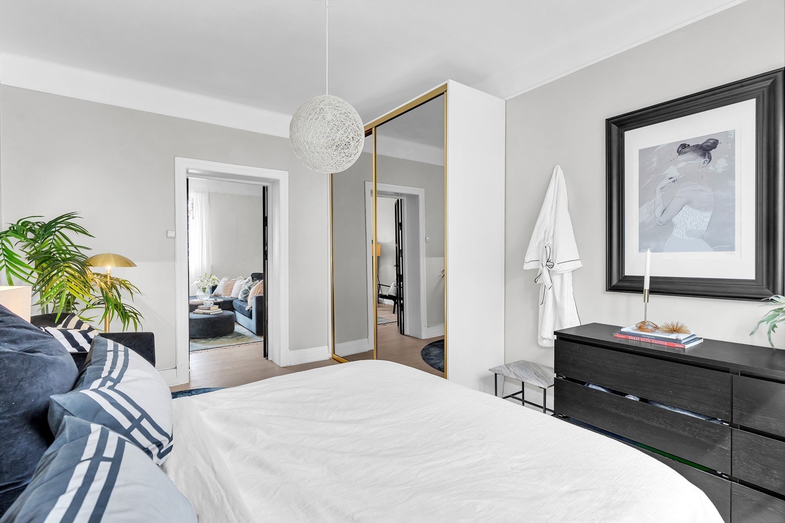 Det er terskelfri overgang til stue gjennom glassdør og det er den samme påkostede 1-stavs parketten som går igjen på soverommet. Galleribilde