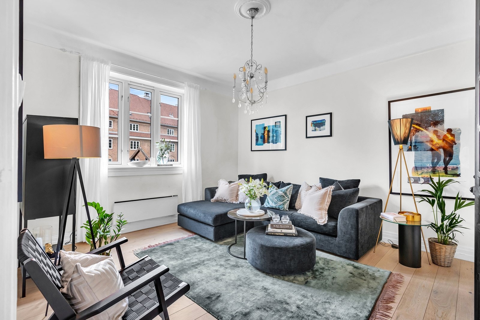 Leiligheten er gjennomgående med utsyn til frodige grøntarealer på begge sider. Galleribilde