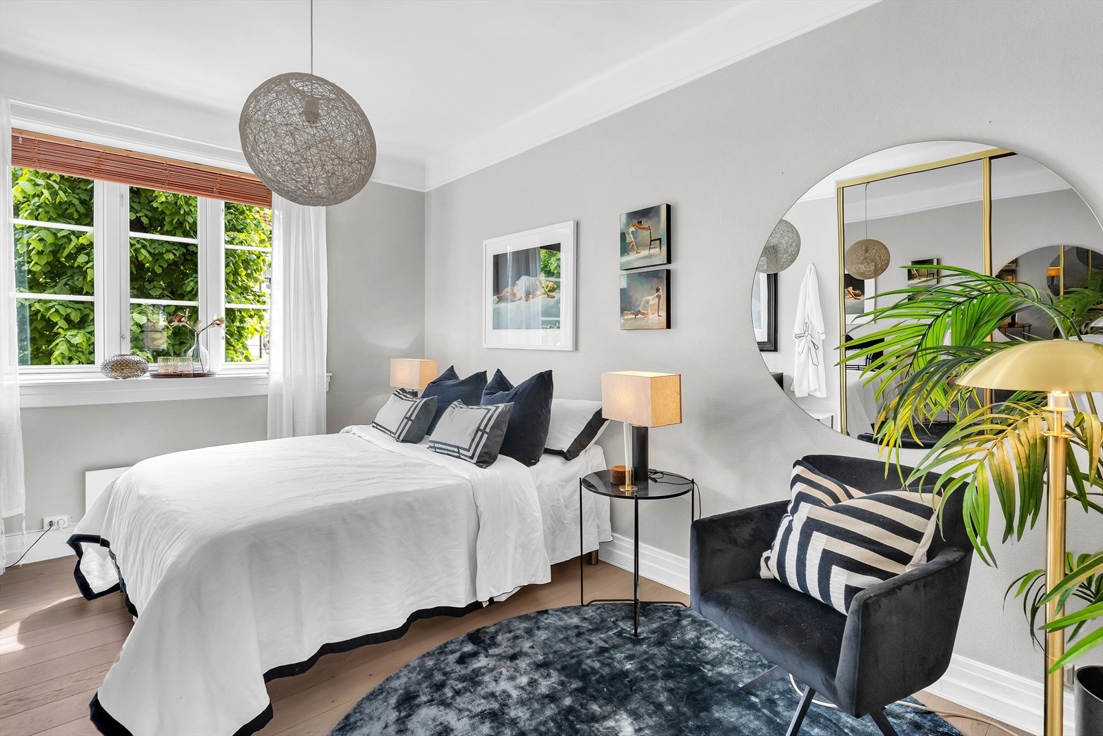 Leiligheten har et romslig soverom som vender mot rolige omgivelser. Galleribilde