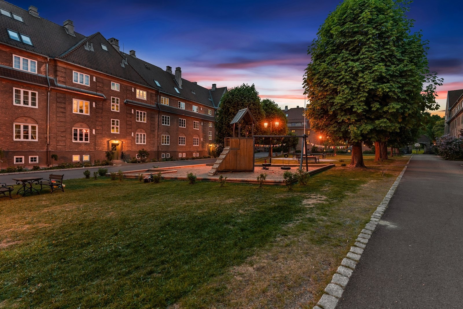 Fayes gate 14 ligger attraktivt til i den ærverdige Lindern Hageby-bebyggelsen som historisk går 100 år tilbake i tid. Galleribilde