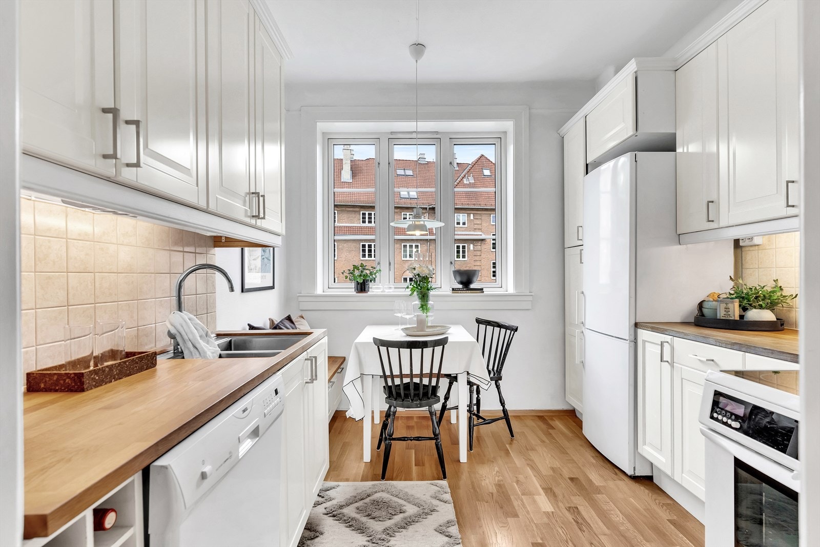 Byttet kjøkkenfronter, benkeplate, kum og utvidet skap i 2015 - samt nytt gulv fra 2020. Galleribilde