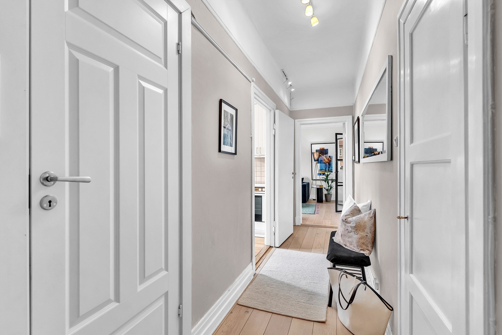 Dette er en særdeles koselig og attraktiv 2-roms leilighet i grønne og idylliske Lindern Hageby. Galleribilde