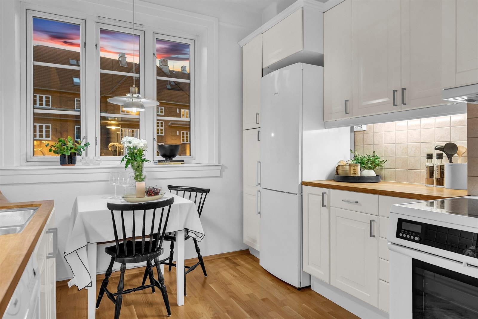 Pent og stilrent kjøkken fra 2006 innredet med profilerte fronter. Galleribilde