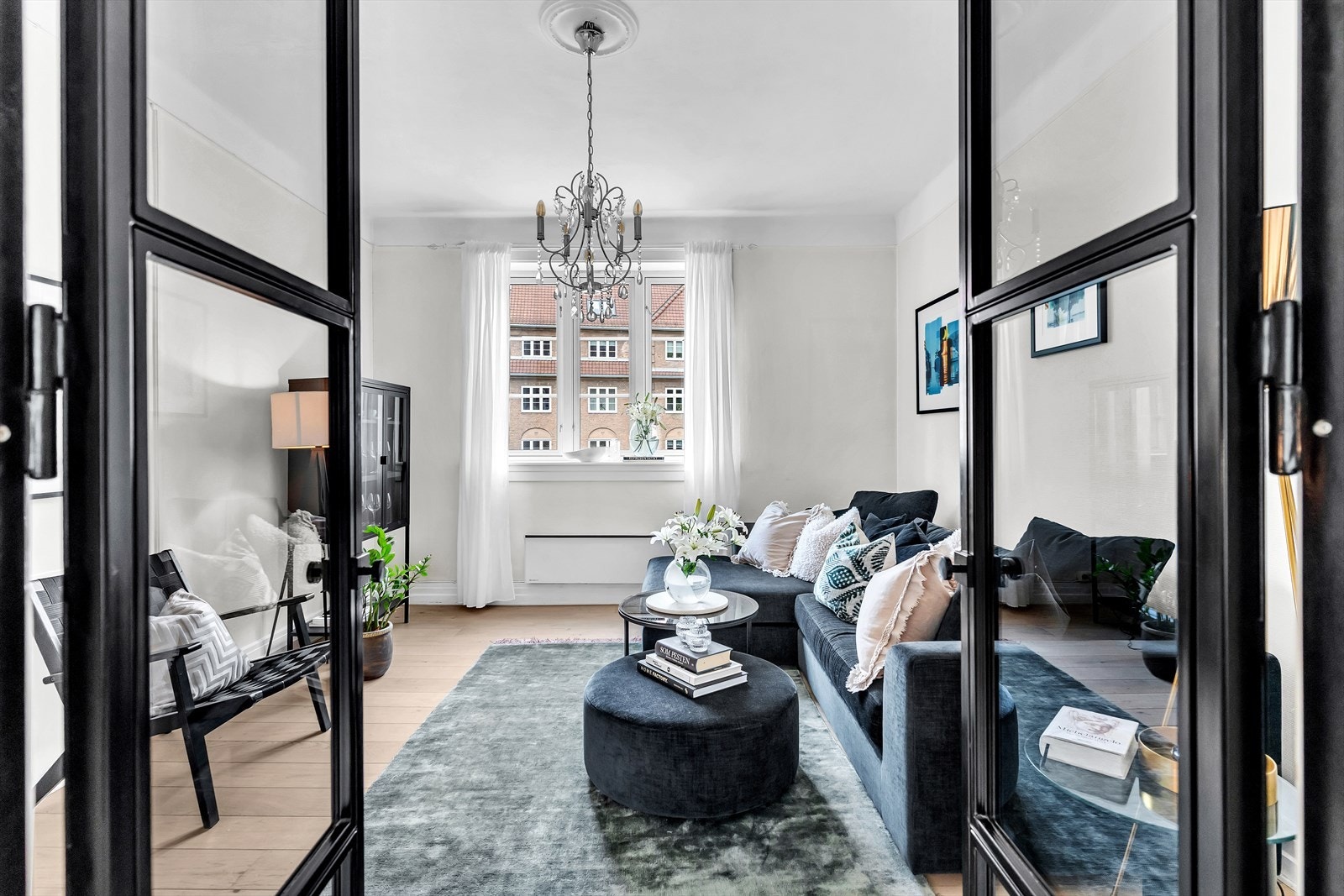 Gjennomgående leilighet, hvor lysinnslippet i begge ender bevares gjennom en stilfull glassdør. Galleribilde