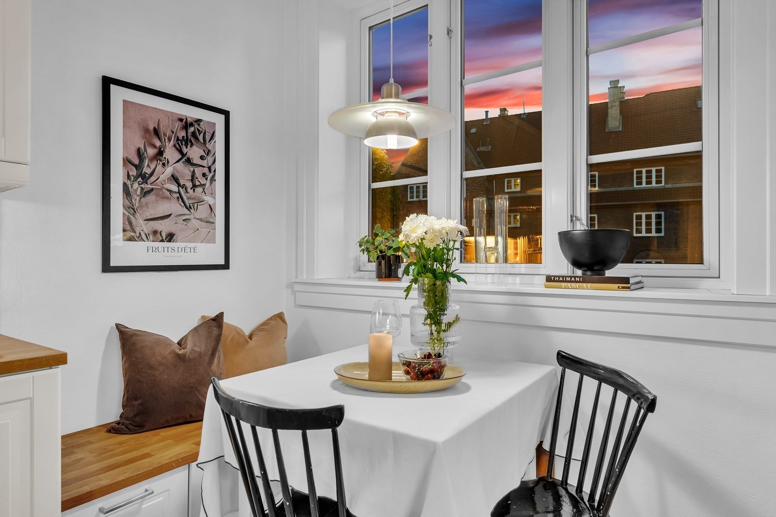 Koselig spiseplass ved idyllisk utsikt mot hage. Galleribilde