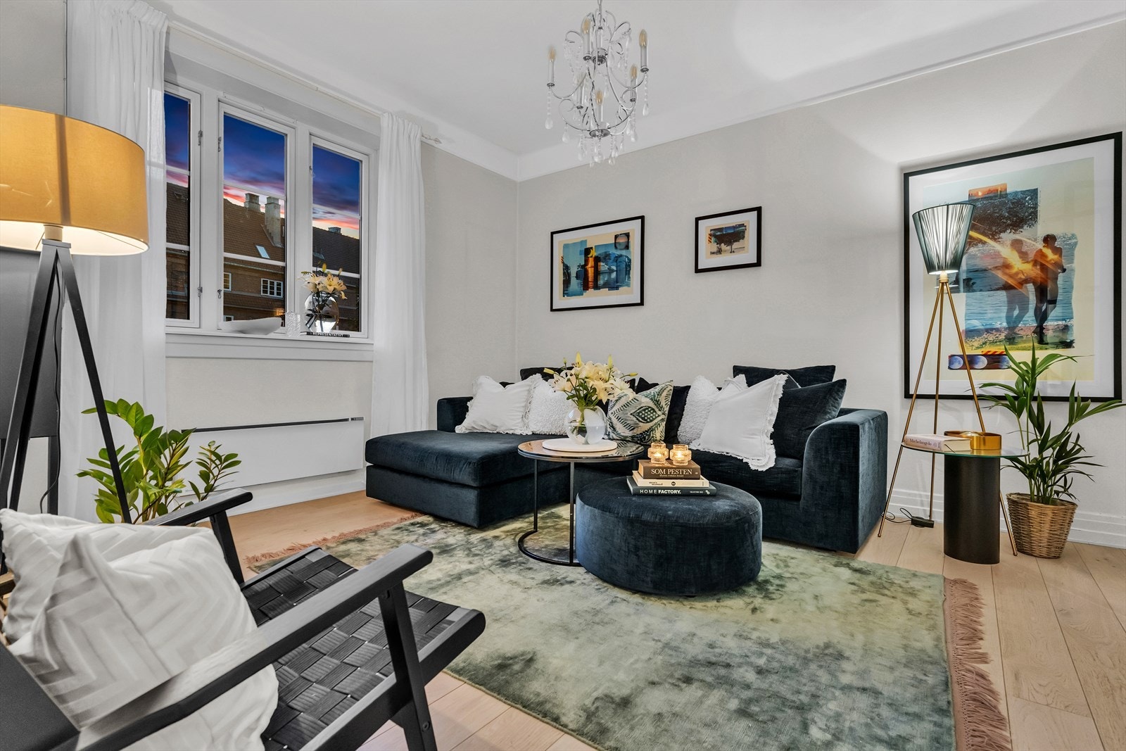 Stuen er smakfullt innredet med 1-stavs parkett og vegger med behagelige, lyse farger. Galleribilde