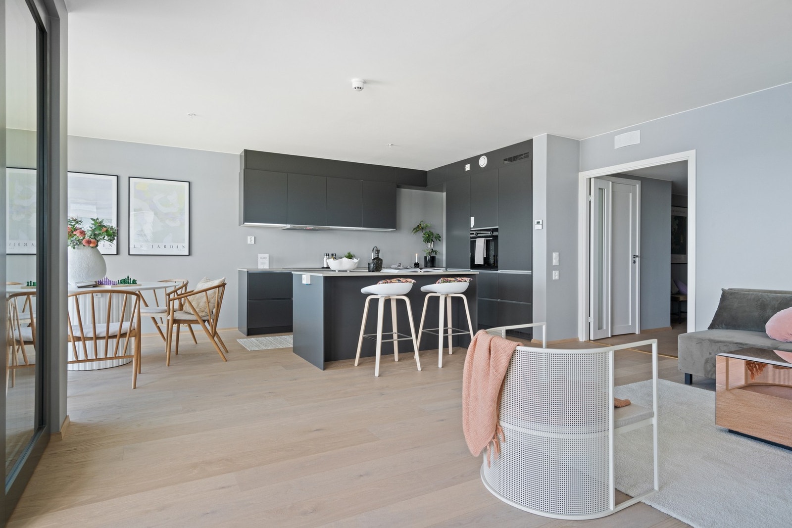 Den åpne stue- kjøkkenløsningen gjør dette til en sosial sone. Galleribilde