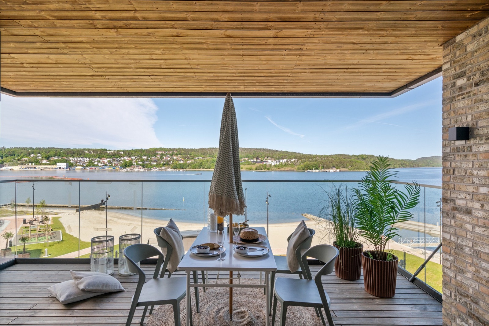 Balkongen vender mot vest og har god plass til ønsket utemøblement. Galleribilde