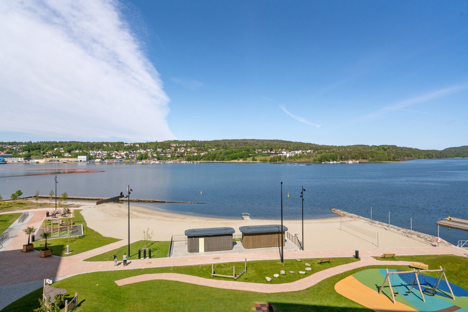 Flott utsikt fra balkongen. Nye folkeparken Rabben med sandstrand. Galleribilde