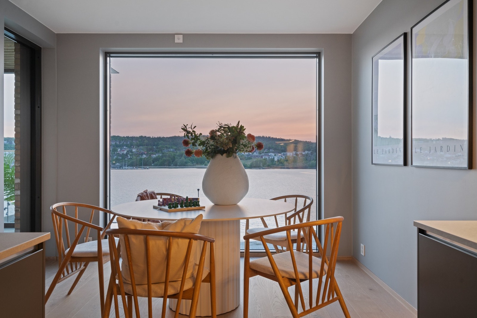 Spisestuen får plass ved tak- til gulv vindu med flott utsikt. Galleribilde
