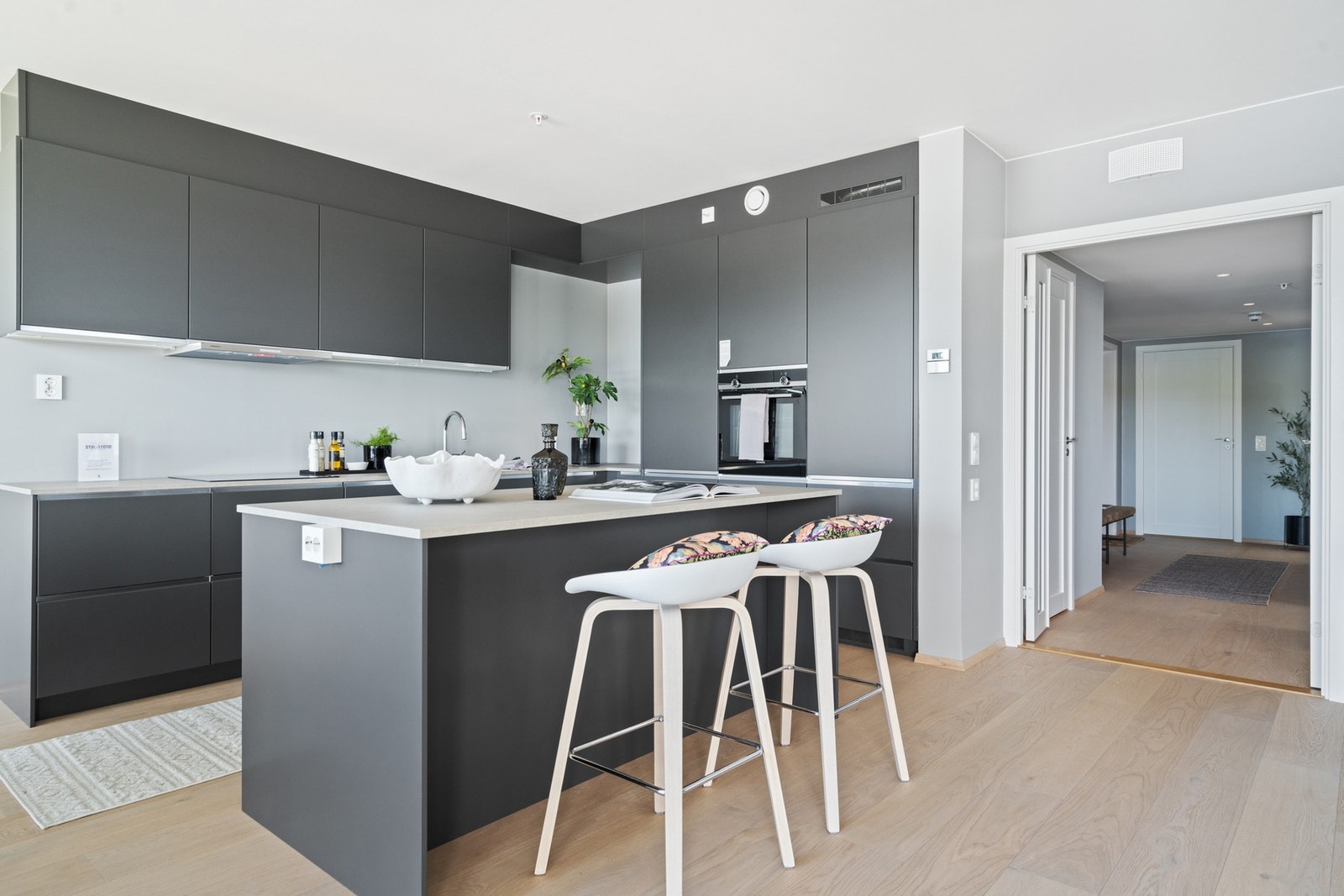 Kjøkkeninnredning av glatte fronter og laminert benkeplate. Galleribilde