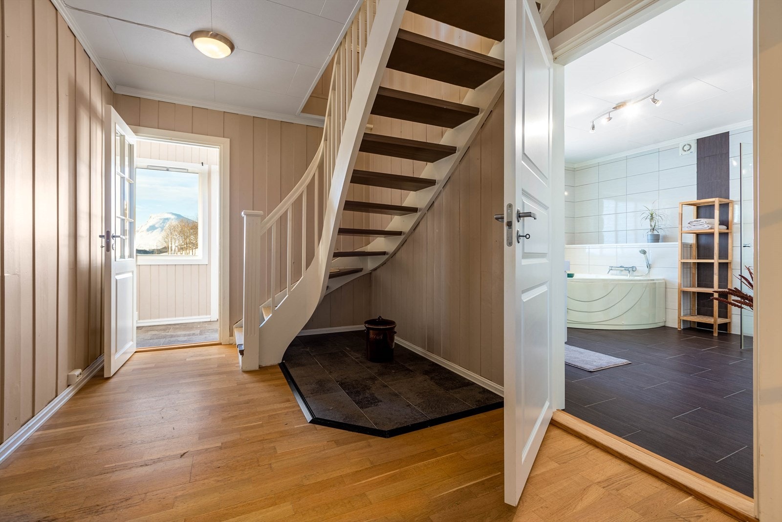 Hall med trapp opp til 2.etasje. Galleribilde