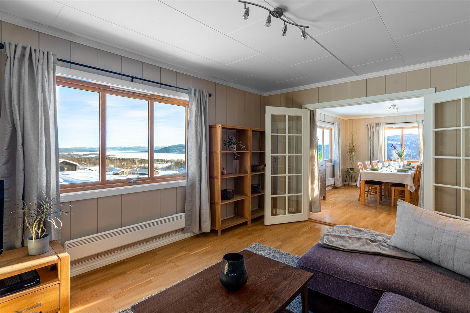 Stue kårhus med store vindusflater. Galleribilde