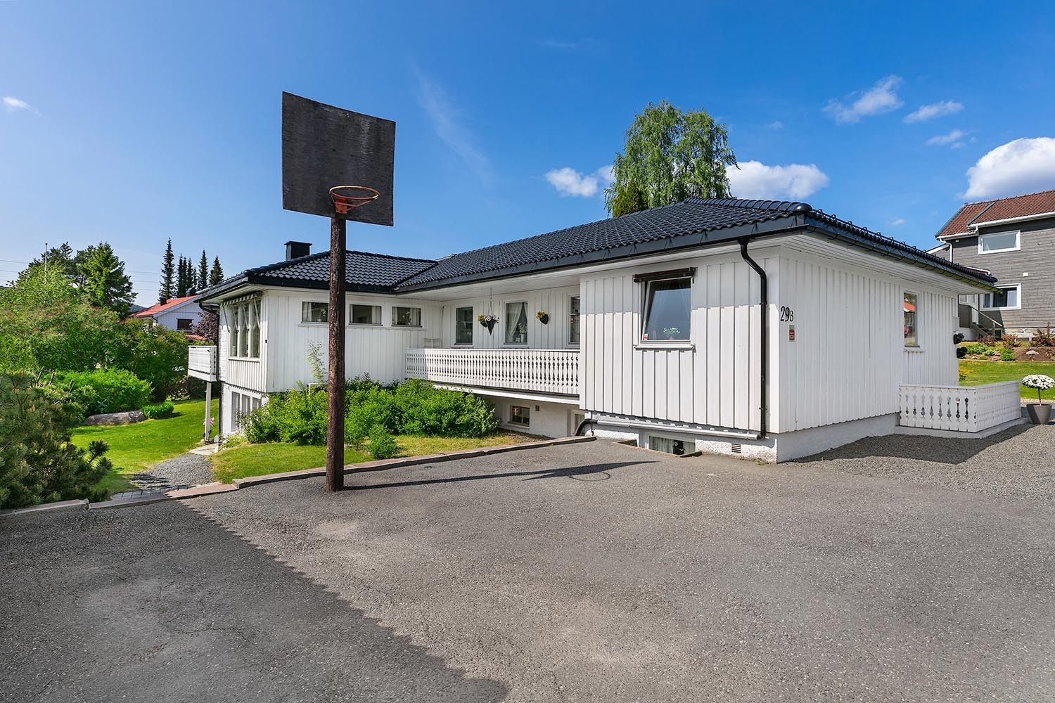 Stor enebolig i blindvei med 1,3 mål tomt. Stor hage med flotte plenarealer Galleribilde