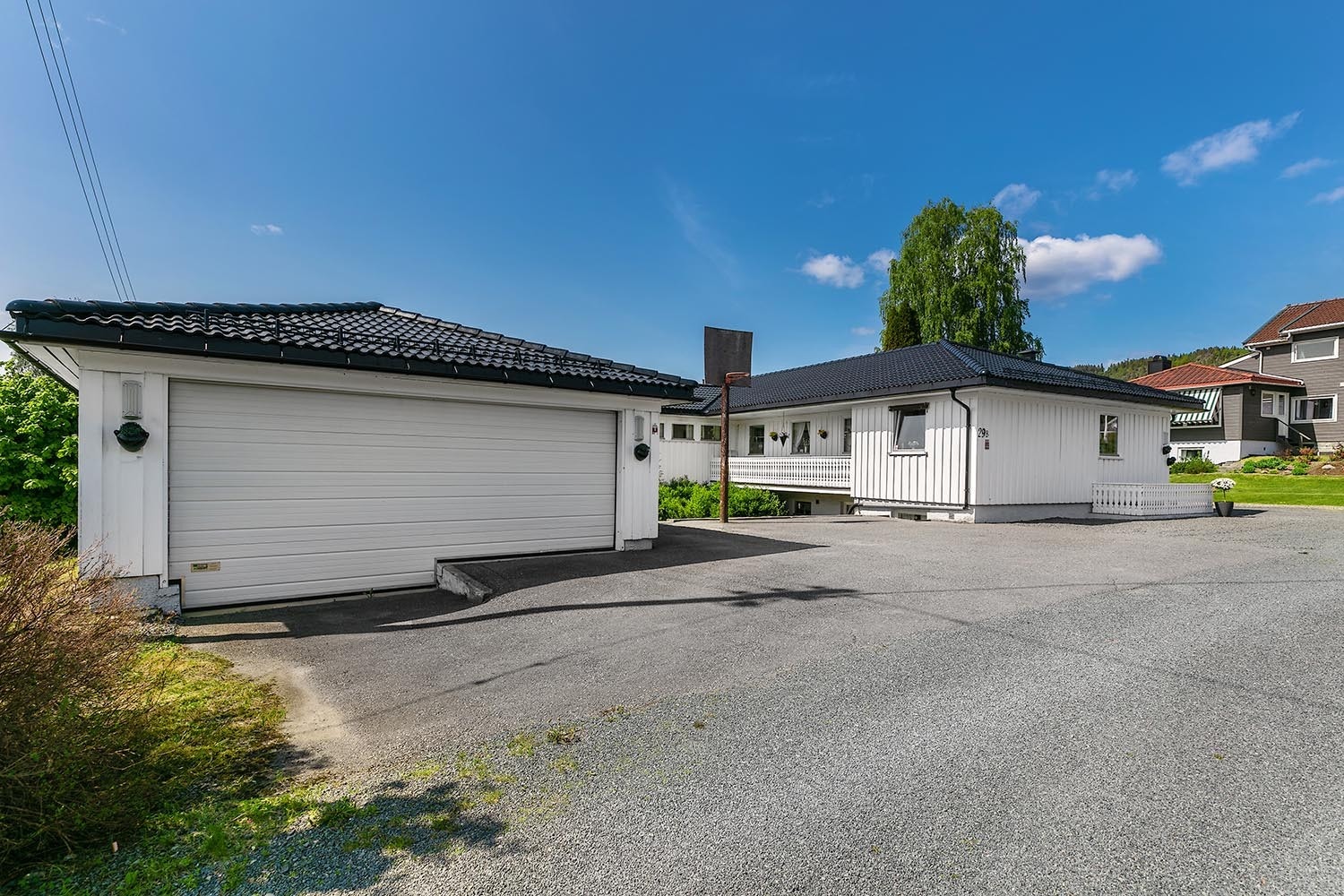 Stor enebolig i blindvei med 1,3 mål tomt. Stor hage med flotte plenarealer Galleribilde