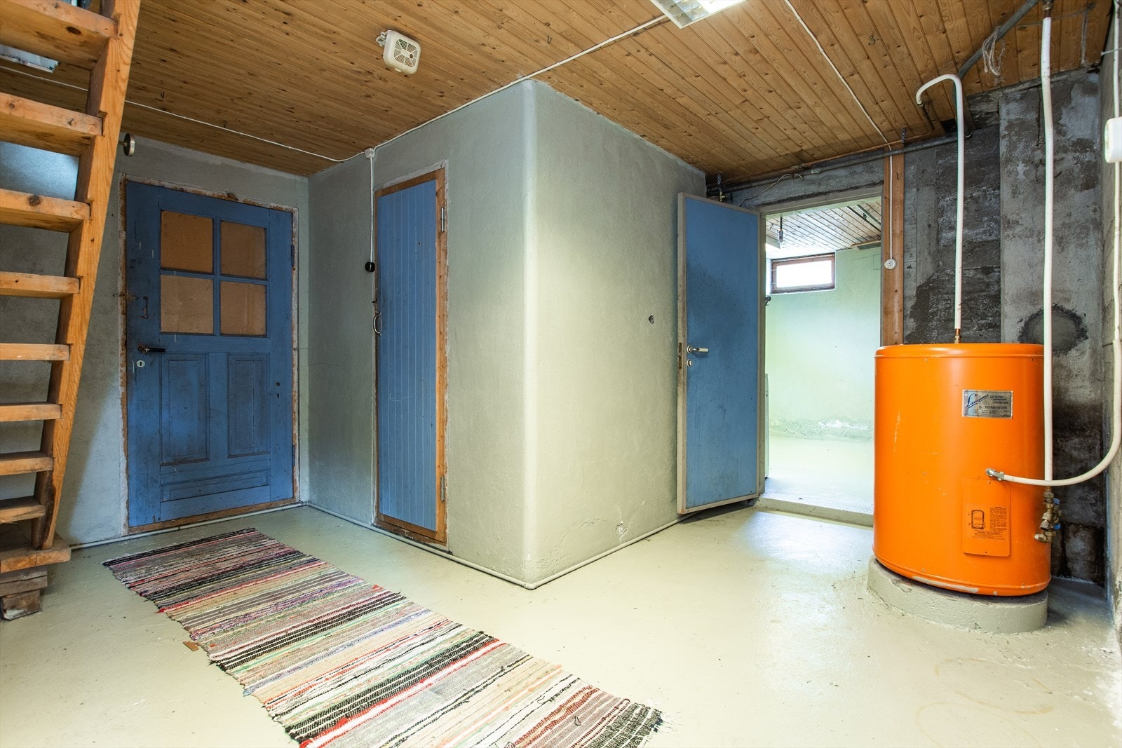 Kjeller som inneholder flere boder og vaskerom Galleribilde