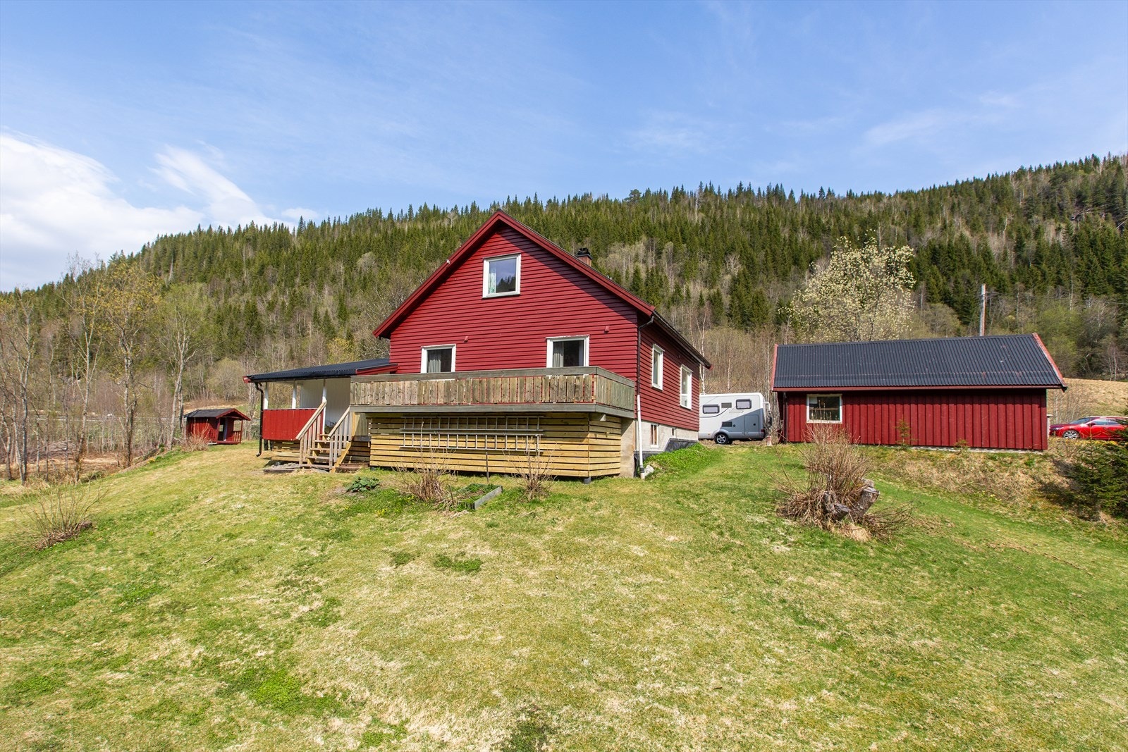 Velkommen til Vefsnvegen 688. Eiendommen ligger ca. 8 km. ved E-6 sør for Mosjøen sentrum. Galleribilde