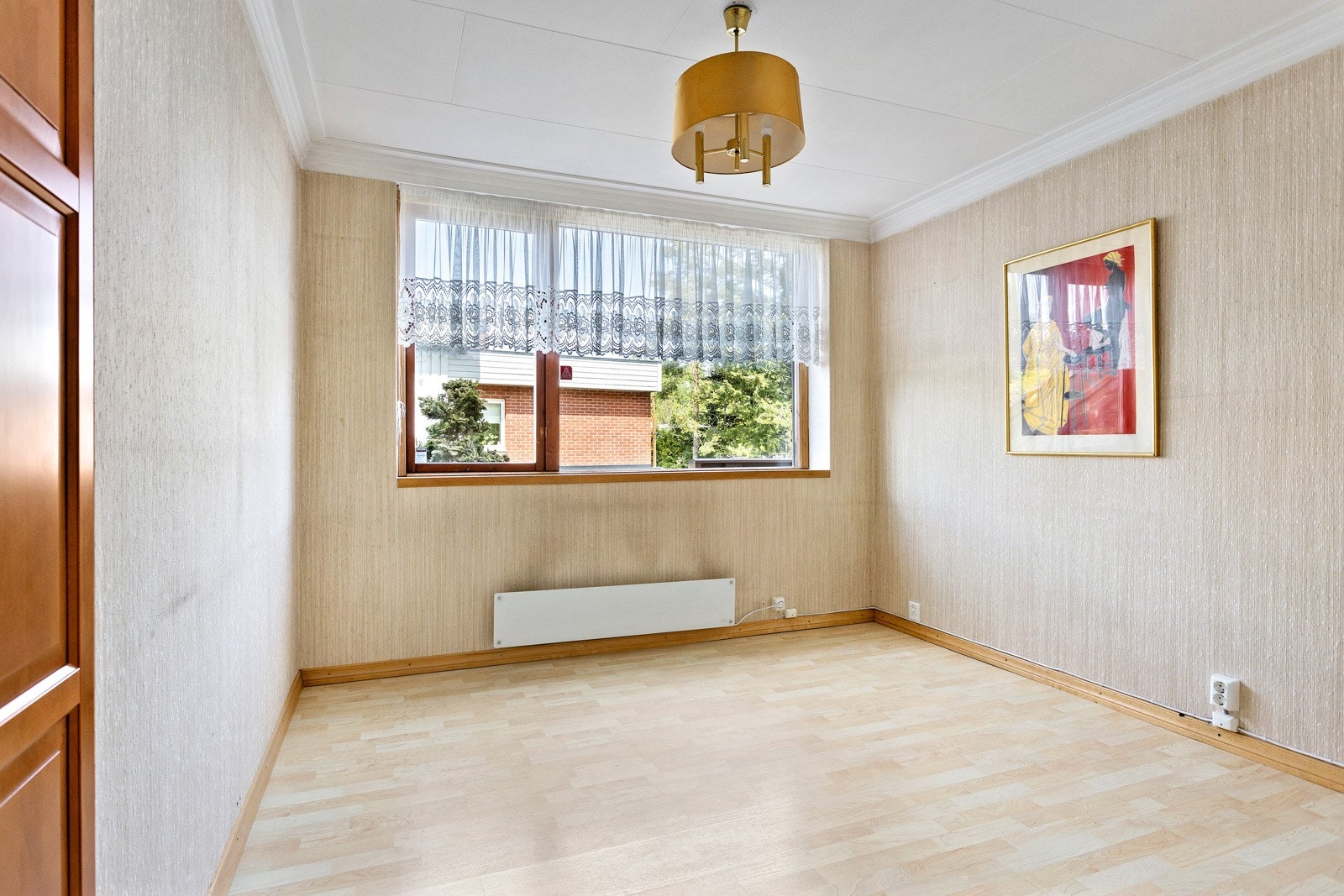 Soverom av god størrelse i 1.etasje med plass for seng og tilhørende møblement. Det store vinduet slipper inn rikelig med lys og gir rommet en luftig atmosfære Galleribilde