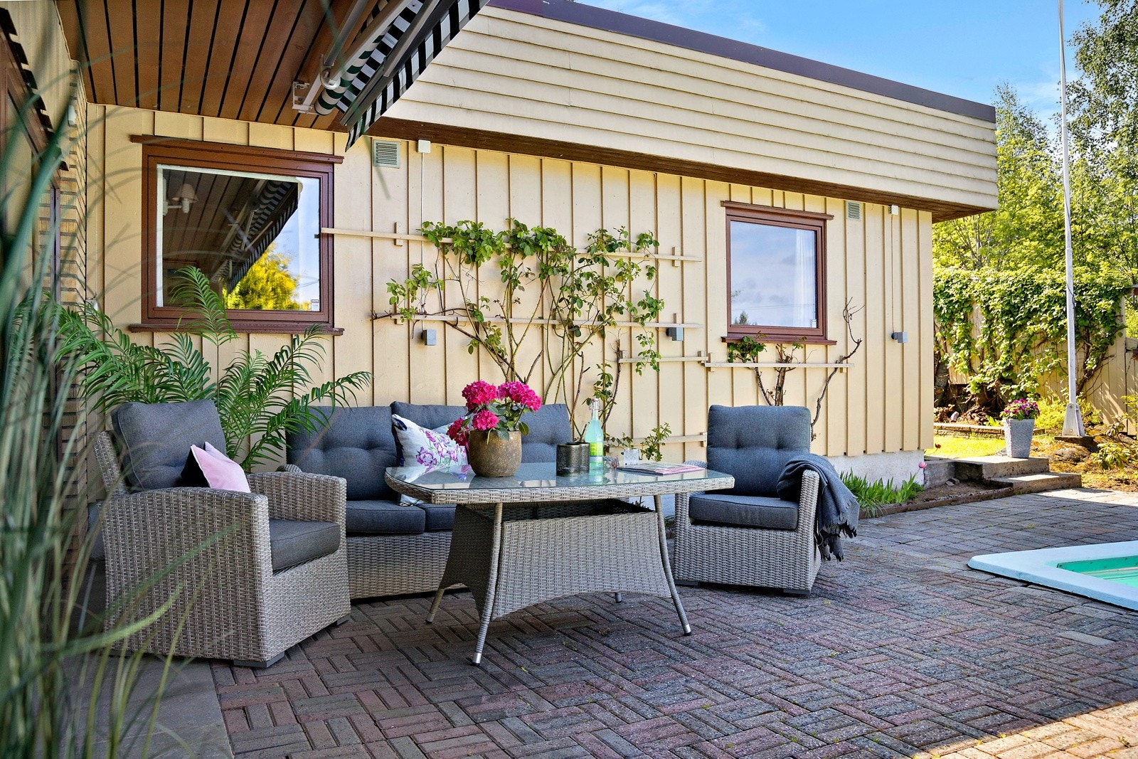 Huset har en stor hellelagt platting med utgang fra stue, her kan lange sommerdager nytes! Galleribilde