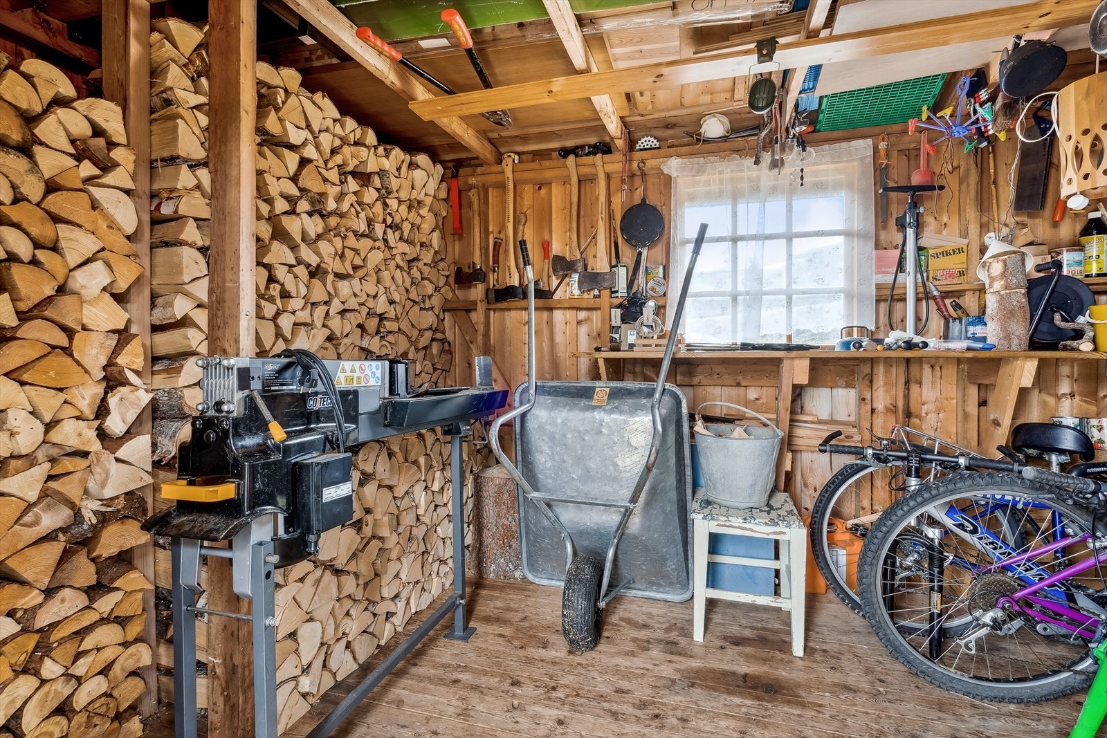 God plass for lagring av ved og utstyr. Galleribilde