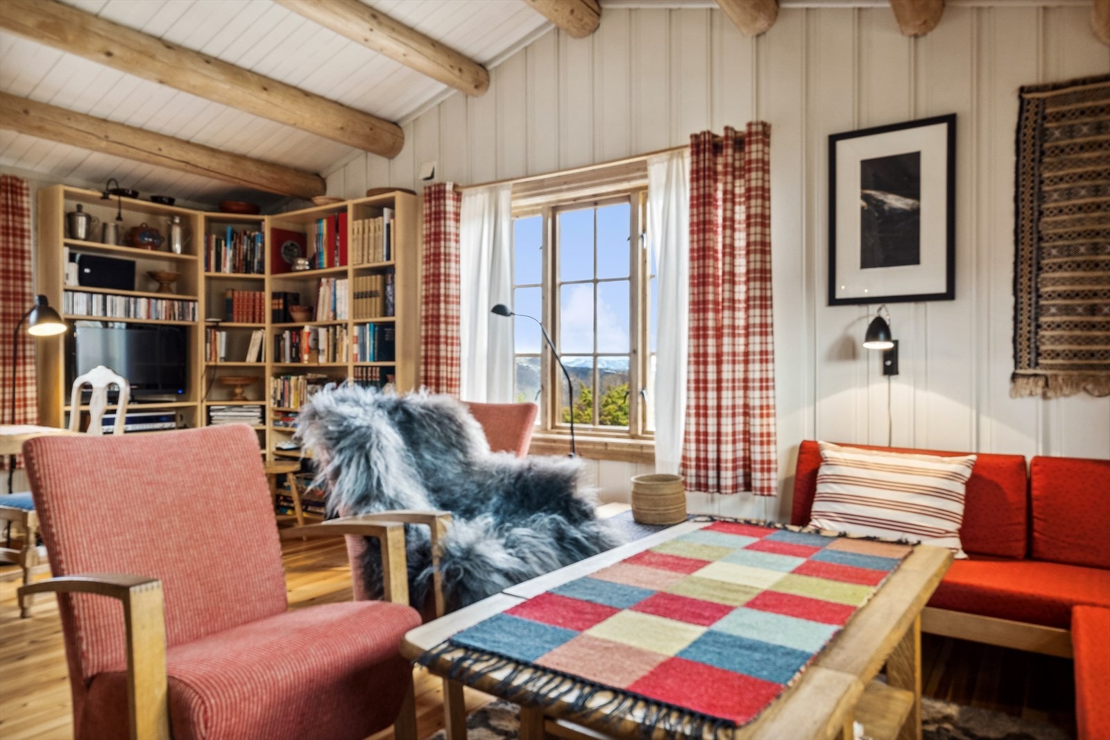 Store vindusflater med flott utsikt mot fjellheimen. Galleribilde