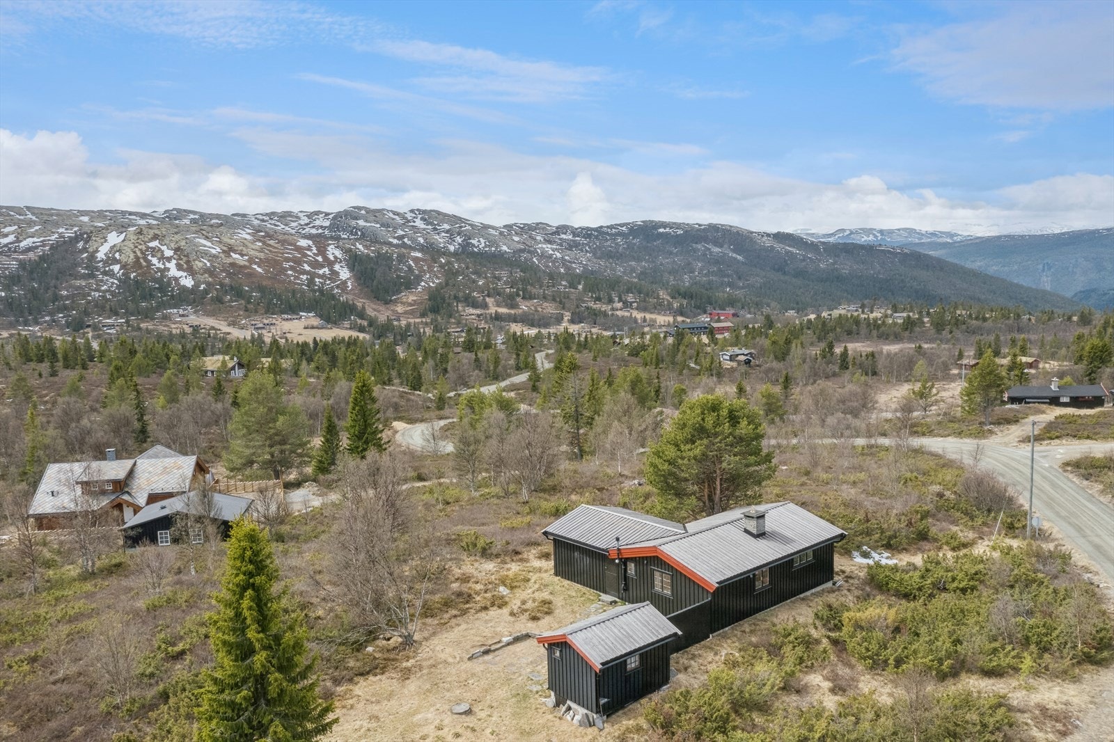 Hytta ligger veldig fint til med flott utsikt, med mulighet for unike turmuligheter i flott natur både sommer og vinter i et av Norges fineste fjellområder. Galleribilde