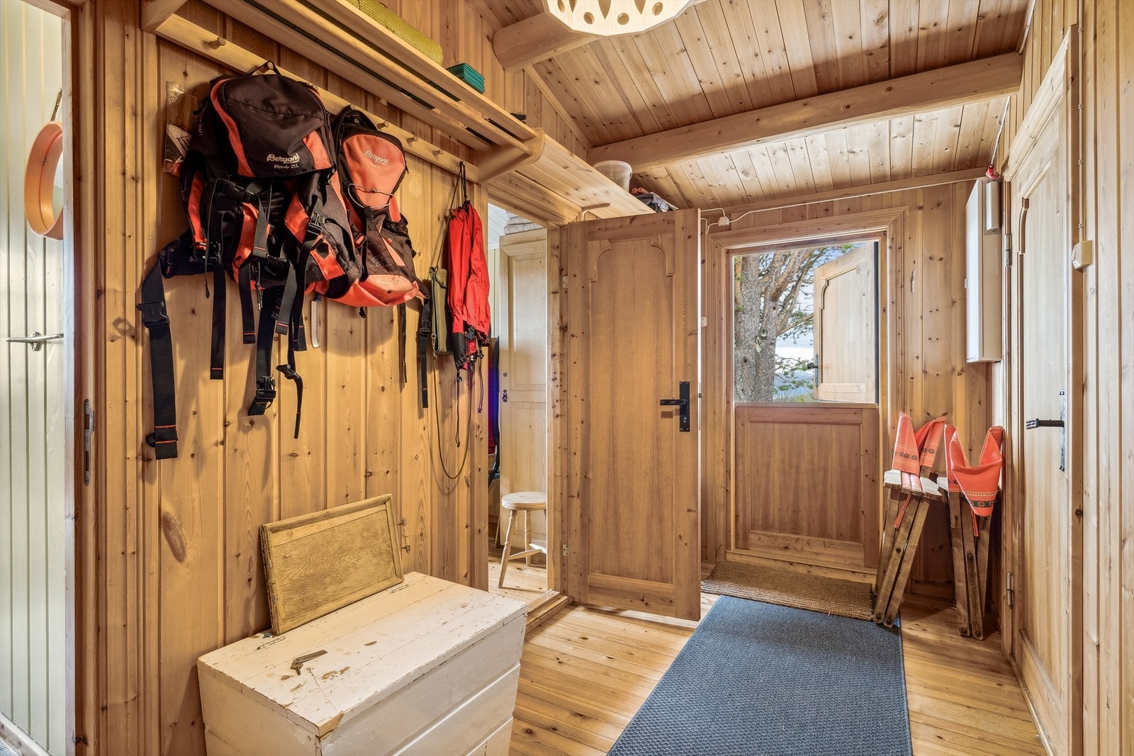 Romslig gang med god plass for oppbevaring av yttertøy. Galleribilde
