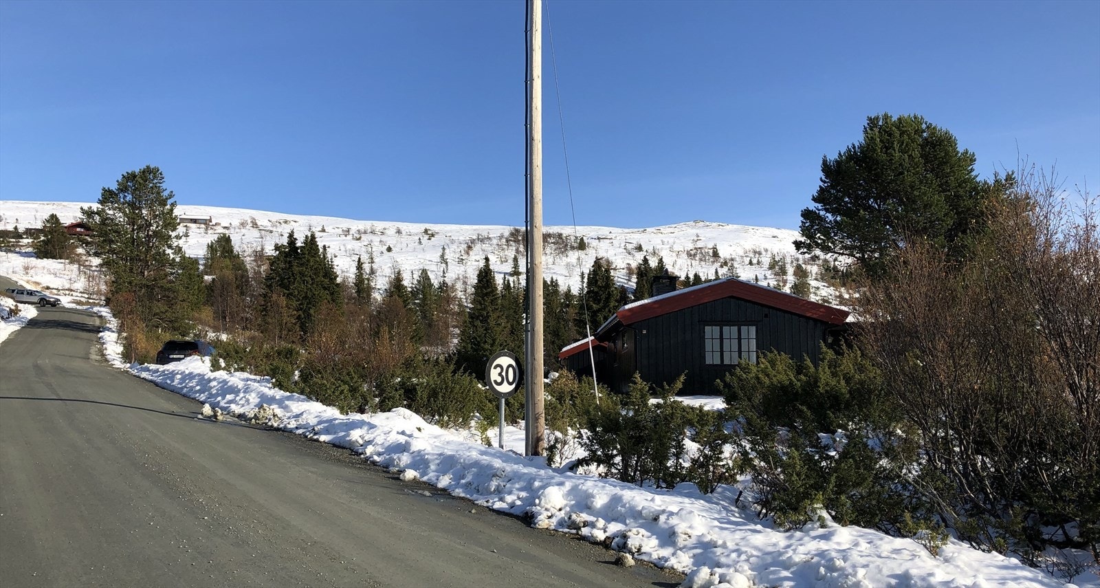 Private bilder fra selger, som viser hytta i forskjellige årstider samt flotte turmål i området. Galleribilde