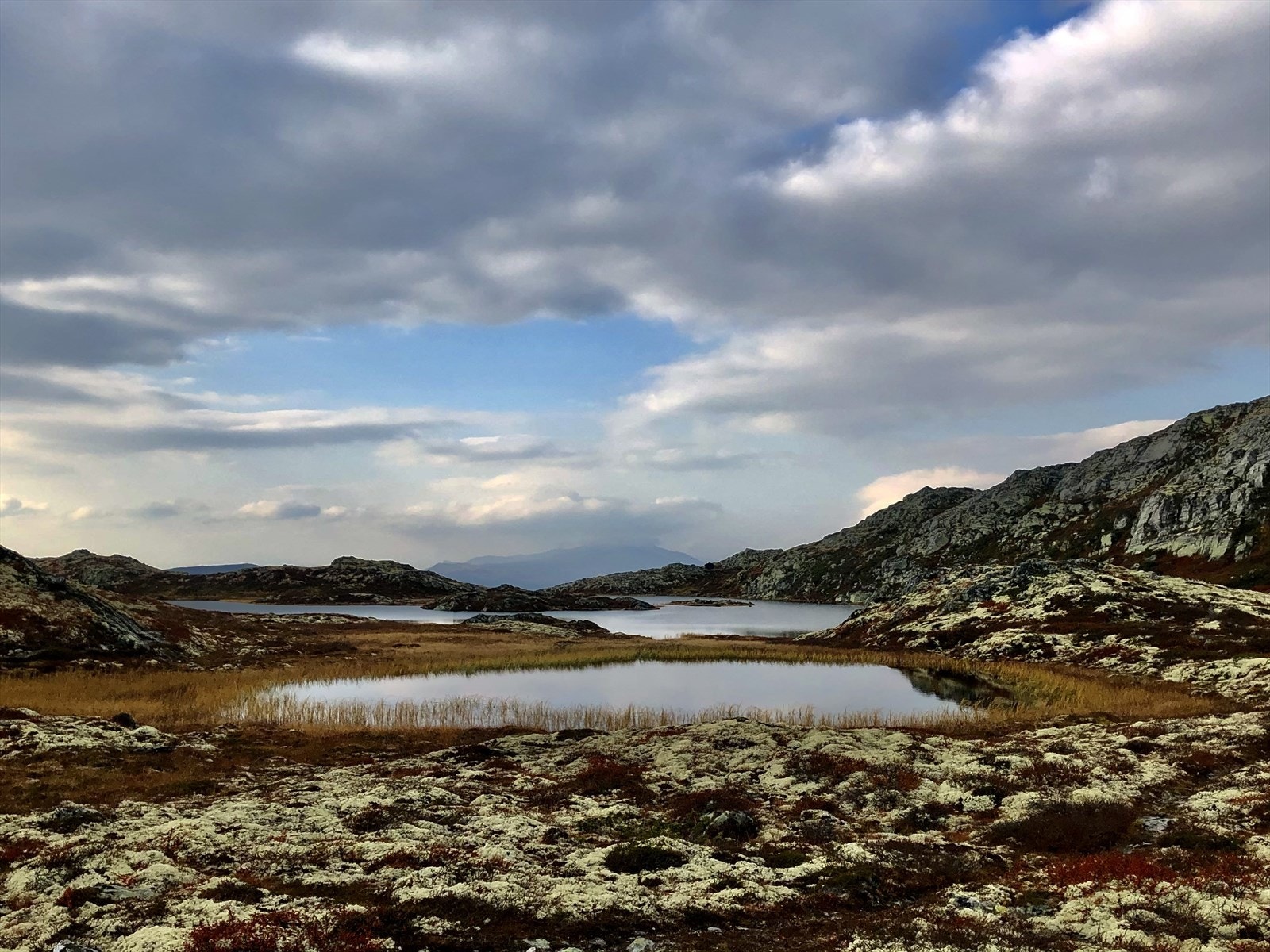 Det er rikelig med fjellvann i området rundt hytta. Galleribilde