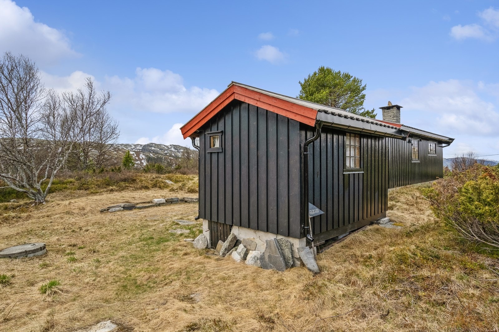 Tilhørende utebod samt utedo. Galleribilde