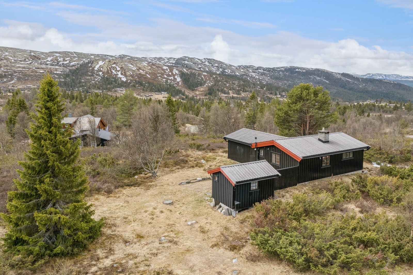 Fritidseiendommen har en idyllisk beliggenhet langs Tjønnbakken på Mysusæter, ca. 15 km fra Otta sentrum. Galleribilde