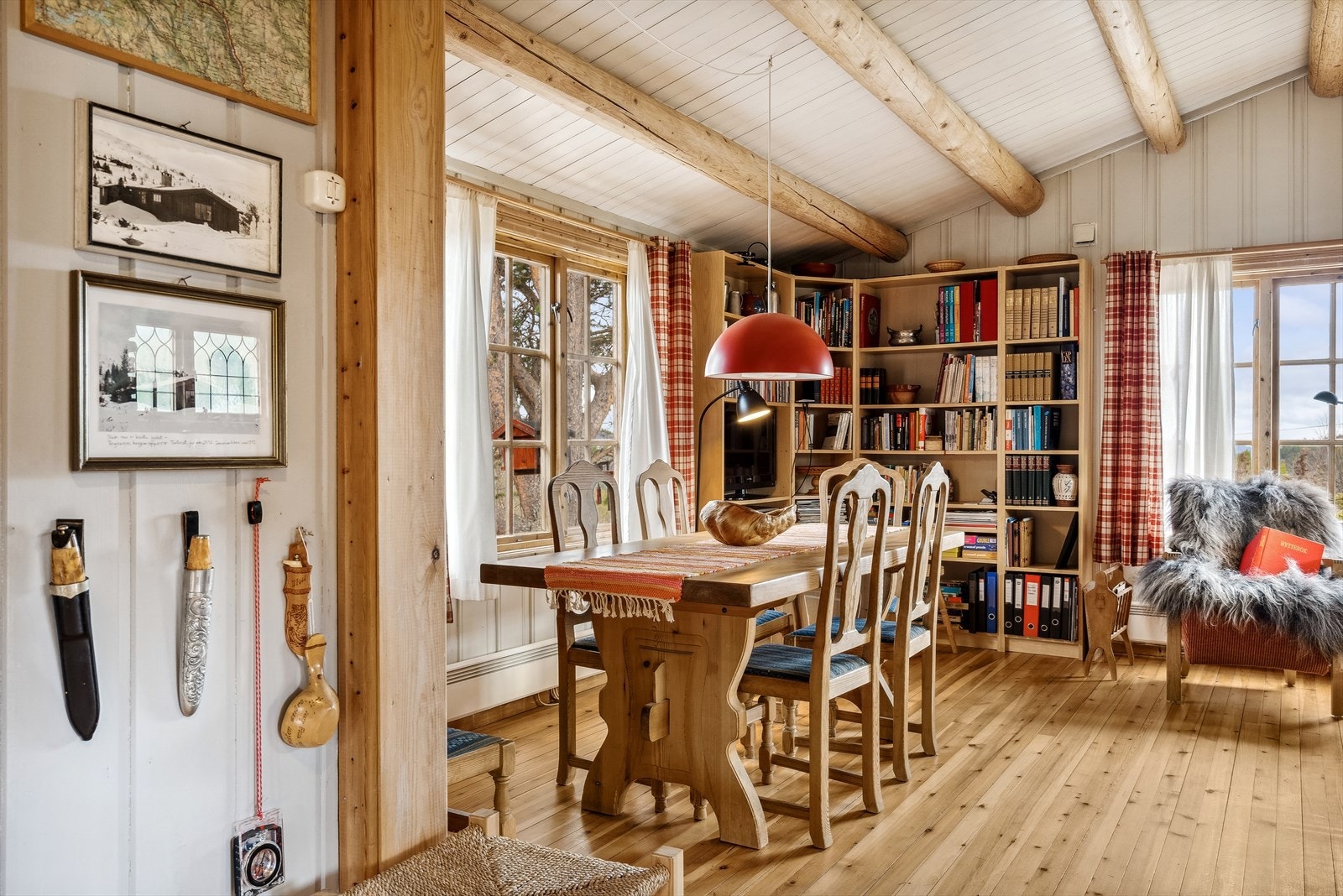 Stor og romslig stue med god takhøyde. Galleribilde