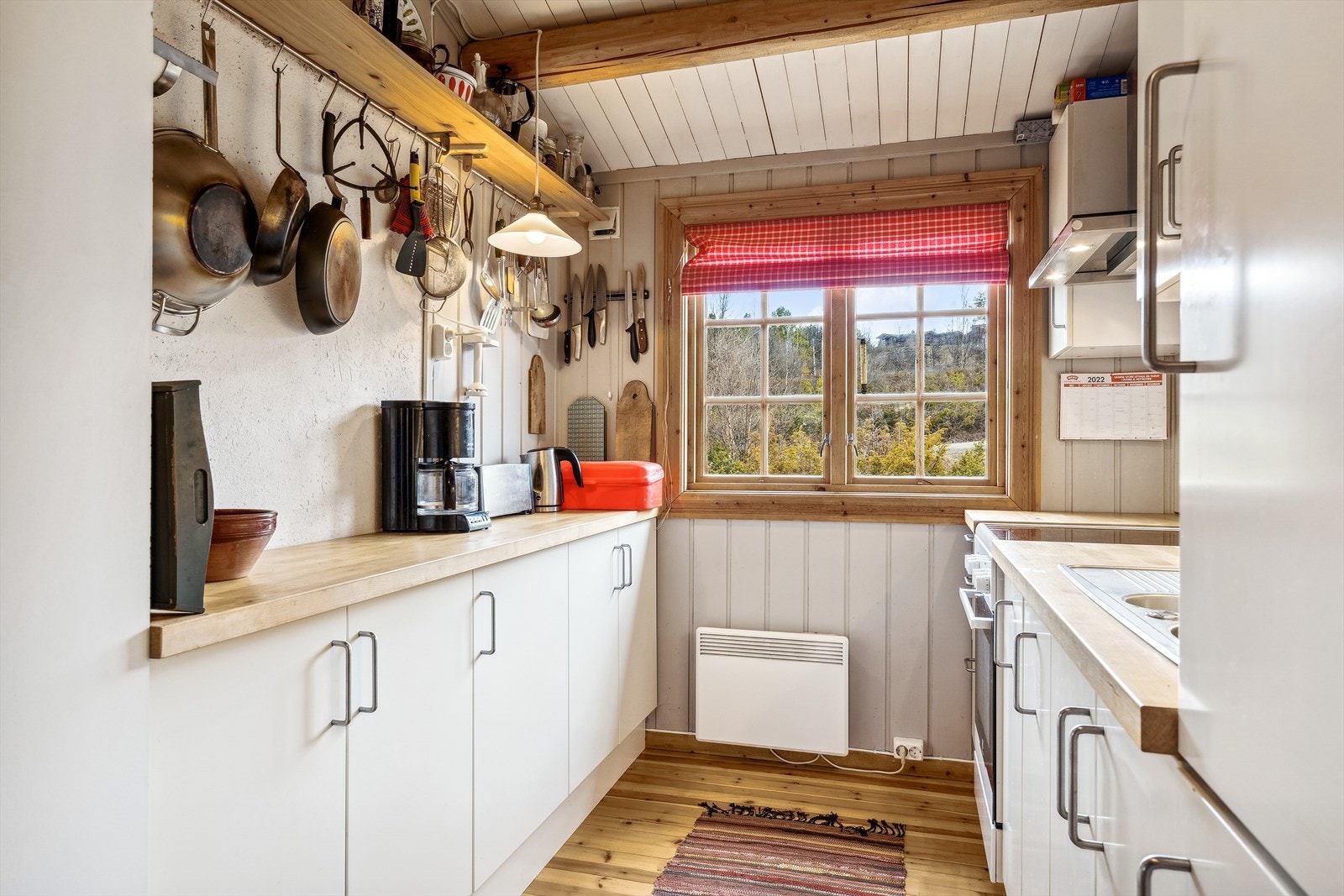 Kjøkkeninnredningen er fra 2012. Innredningen er i laminat skrog og fronter med heltre benkeplate. Galleribilde