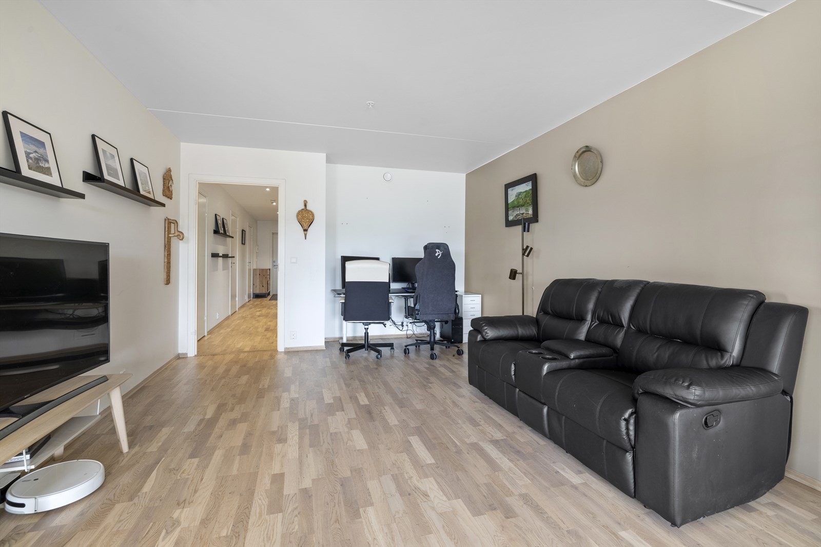Leiligheten er malt i tidsriktige moderne farger, det er eikeparkett på gulv. Galleribilde