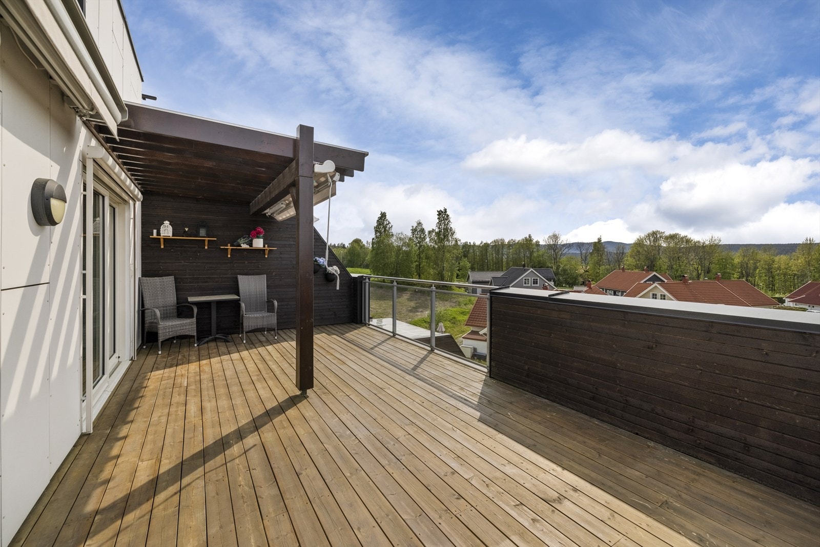 Stor delvis overbygd terrasse med nydelig utsikt og gode solforhold. Galleribilde